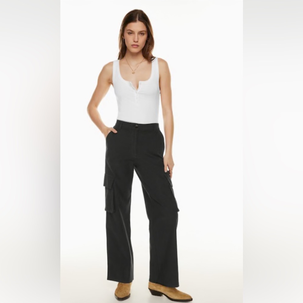 Aritzia Wilfred Free Cargo Pants. Size 8. Black